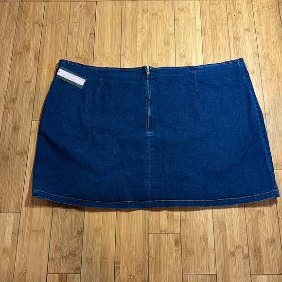 NWT NEW Women’s Size 30 Dark Wash Denim Jean Skirt with zipper. Plus size - Picture 2 of 8